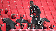Paris St. Germain tritt gegen Tanguy Nianzou (Foto) nach