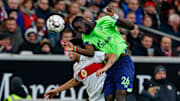 In der Luft nur schwer zu bezwingen: Schalkes Salif Sané (r.)