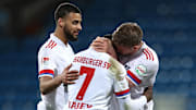 Josha Vagnoman und Simon Terodde beglückwünschen Khaled Narey zu seinem 2:0 in Bochum