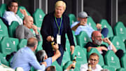Die Bayern-Bosse stoßen in Wolfsburg auf die 30. Schale an