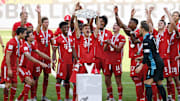 Joshua Kimmich mit der Meisterschale