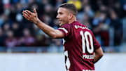 O alemão Lukas Podolski.
