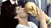 Diego Armando Maradona besando la Copa