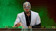 Rey Mysterio subió con su hija y su esposa a ayudar a su hijo Dominik ante Seth Rollins