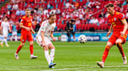 Mikkel Damsgaard durante il match tra Galles e Danimarca