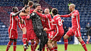 La joie d'Alisson avec ses partenaires après son but inscrit dans les toutes dernières secondes de jeu.