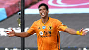 Raúl Jiménez festeja un gol, en partido entre el Wolverhampton y el West Ham United.