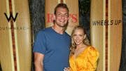 Rob Gronkowski y su novia donaron mascarillas para combatir el Coronavirus 