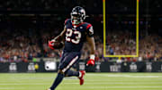 The Seattle Seahawks should sign RB Carlos Hyde this offseason.
