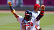 Ronald Acuña Jr. remolcó la primera carrera de los Bravos con un doble en la quinta entrada ante el abridor de los Rojos, Luis Castillo
