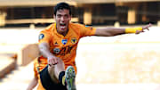 Raúl Jiménez festeja un gol en partido del Wolverhampton.