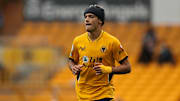 Raúl Jiménez volvió a ser titular en un partido oficial con los Wolves