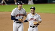 Carlos Correa (izquierda) y José Altuve (derecha) son compañeros en los Astros de Houston