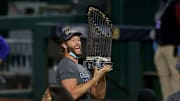 Clayton Kershaw alzando el trofeo de campeón tras la victoria de los Dodgers en la Serie Mundial 2020