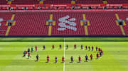 Jogadores do Liverpool se ajoelharam antes de treino