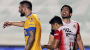 Antonio Briseño discutiendo con André-Pierre Gignac