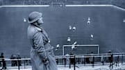 Un soldat surveille d'éventuels raids aériens lors d'un match Charlton-Arsenal, en 1940.