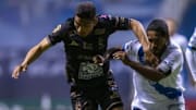 Ángel Mena y Brayan Angulo disputan una pelota en la Jornada 15 del Guard1anes 2020.