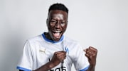 Pape Gueye posant avec le maillot de l'OM. 