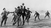 Les soldats allemands et britanniques ont lâché les armes pour jouer au football. 