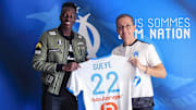 Pape Gueye aux côtés de Jacques-Henri Eyraud lors de sa signature avec l'OM