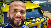 Dani Alves y, detrás, su auto de lujo que está a la venta en Mercado Libre.