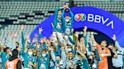 Jugadores del FC León celebra el título del campeonato del Torneo Guard1anes 2020 conseguido ante los Pumas UNAM.
