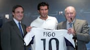 Figo el día de su presentación junto a Florentino Pérez y Alfredo Di Stéfano