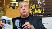 Galvão Bueno retornou às transmissões devidamente vacinado e criticou a CBF pela falta de imagens em um momento da partida. 
