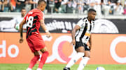 Atlético-MG e Athletico Paranaense se enfrentam por partida atrasada do Campeonato Brasileiro. 