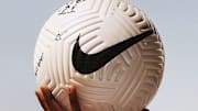Nike vient de sortir la Nike Flight Ball, un ballon révolutionnaire. 
