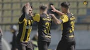 Peñarol festeja el gol en amistoso ante Liverpool 