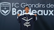 Logan Delaurier-Chaubet lors de la signature de son contrat professionnel. 