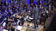 El pívot de los Celtics, Tacko Fall, brilló al conducir a la orquesta Boston Pops
