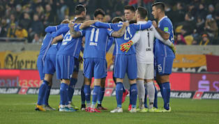 ​SV Darmstadt 98​ ​ In ca. einer Stunde ertönt die Trillerpfeife zum Anpfiff #SVDSVS. So betreten die #Lilien den Platz - es gibt keine Änderung der Startelf...