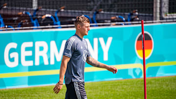 Kroos nói gì với Hansi Flick trước khi chia tay tuyển Đức