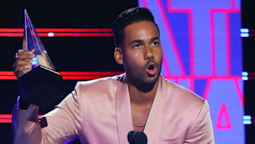 Romeo Sntos recibiendo un premio en los Latin American Music Awards 2019