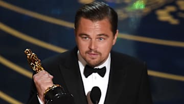 Leonardo DiCaprio cuando recibió por primera vez el premio Oscar