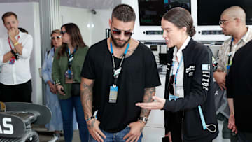 Maluma durante un evento de automovilismo 