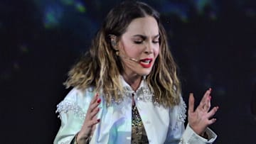 Belinda en el musical "Hoy No Me Puedo Levantar"