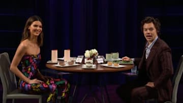 Kendall Jenner y Harry Styles durante Spill Your Guts o Fill Your Guts