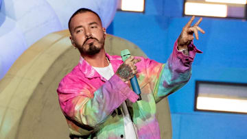 J Balvin durante presentación en Staples Center