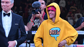 Justin Bieber disfrutando de un partido de baloncesto