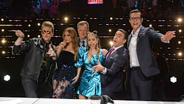 Danna Paola y todo el equipo en el sexto concierto de "La Academia"