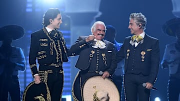 Vicente, Alejandro y Alex Fernandez junto a el Mariachi Sol de México en los Latin Grammys 2019.  