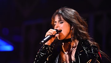 Camila Cabello durante presentación en los iHeartRadio's
