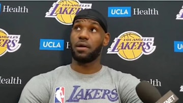 LeBron James en rueda de prensa en la que responde a periodistas sobre su potencial returo de la NBA
