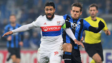 REGGIO NELL'EMILIA, ITALY - DECEMBER 07: Nabil Fekir of Olympique Lyon competes for the ball whit Rafael Toloi of Atalanta during the UEFA Europa League group E match between Atalanta and Olympique Lyon at Mapei Stadium - Citta' del Tricolore on December 7, 2017 in Reggio nell'Emilia, Italy. (Photo by Alessandro Sabattini/Getty Images)