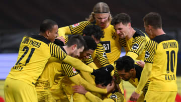 Mahmoud Dahoud celebrates with teammates Erling Haaland, Donyell Malen, Thorgan Hazard and Mats Hummels of Borussia Dortmund after scoring their team's third goal during the Bundesliga match between Eintracht Frankfurt and Borussia Dortmund at Deutsche Bank Park on January 08, 2022 in Frankfurt am Main, Germany. (Photo by Matthias Hangst/Getty Images)