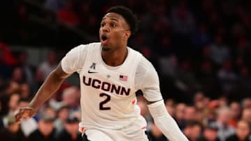 NEW YORK, NEW YORK - NOVEMBER 15: NEW YORK, NEW YORK - NOVEMBER 15: Tarin Smith #2 of the Connecticut Huskies looks to pass in the first half of the game against Syracuse Orange during the 2k Empire Classic at Madison Square Garden on November 15, 2018 in New York City. (Photo by Sarah Stier/Getty Images)